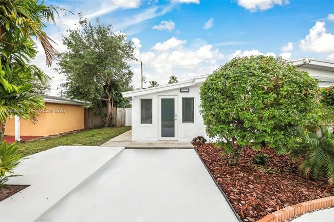 Building Photo - 2911 NW 5th Ct