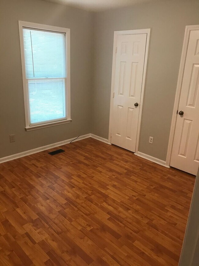 Building Photo - Nice Updated 3 bedrom 2 Bath Home in Becke...