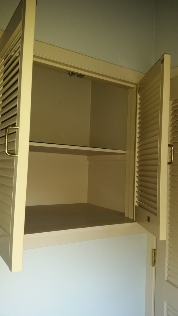 Building Photo - Occupied, do not disturb tenants. 1950's Craftsman 2br 2ba duplex on two levels, lawncare provide...