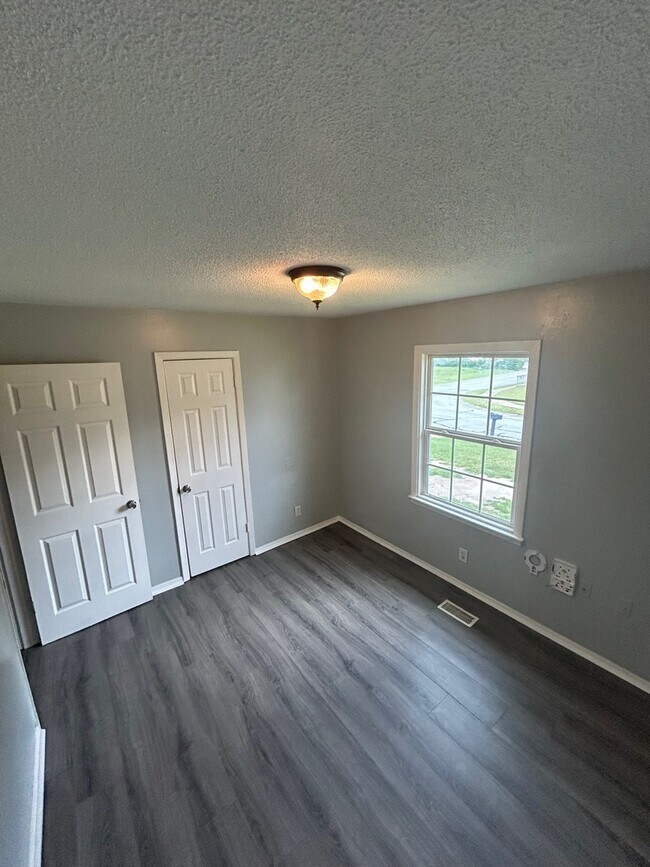 Building Photo - 5222 Longbranch Dr