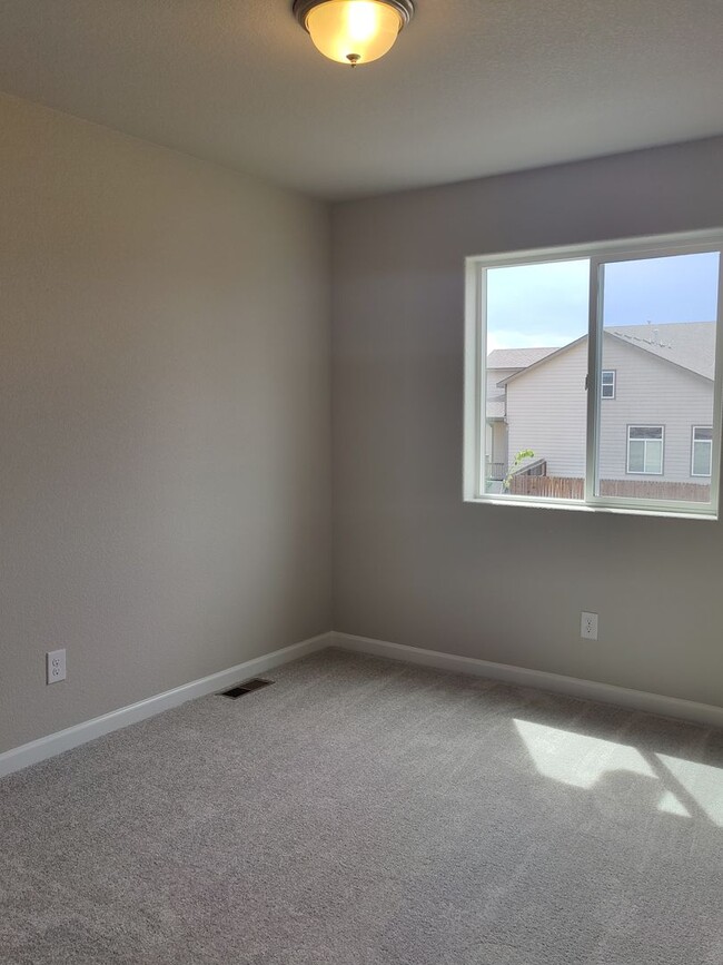 Building Photo - 3 BED/2.5 BATH TOWNHOME IN LORSON RANCH