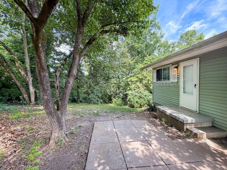 Building Photo - 1127 Clermont Dr