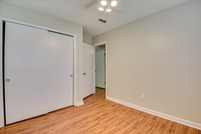 Building Photo - 608 Cedarwood Ct