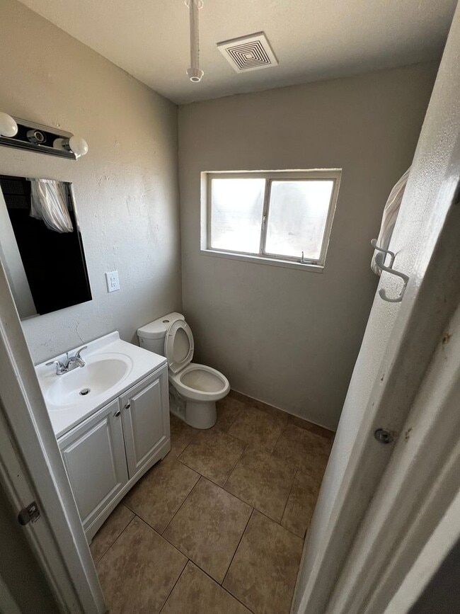 Building Photo - 3 Bedroom Duplex