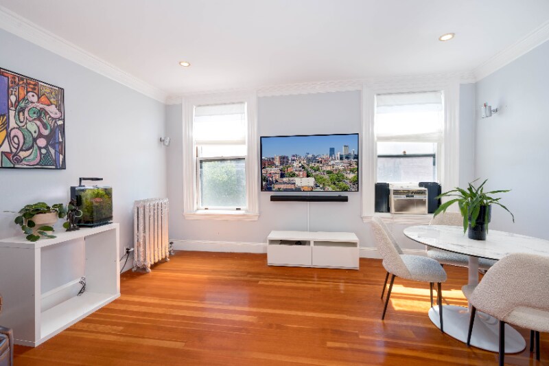 Building Photo - 1064 Beacon St