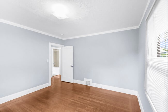 Building Photo - 733 Grosvenor Pl