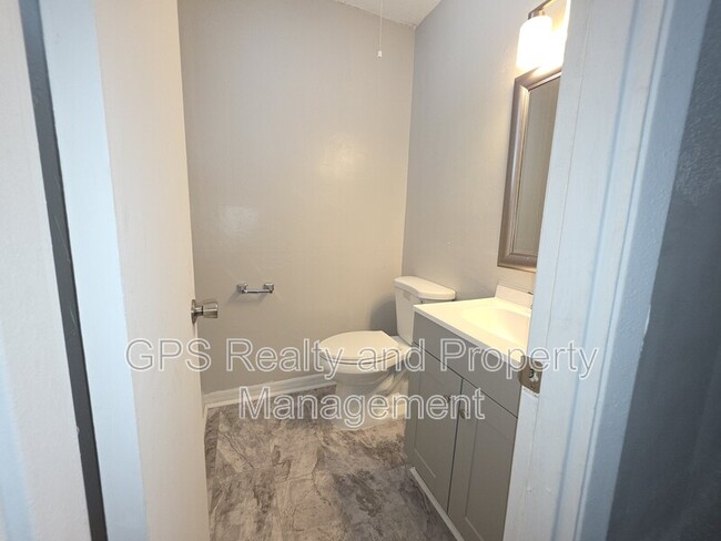 Building Photo - 843 Grove Ave