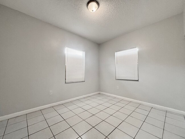 Building Photo - 3 Bedroom Private home with yard