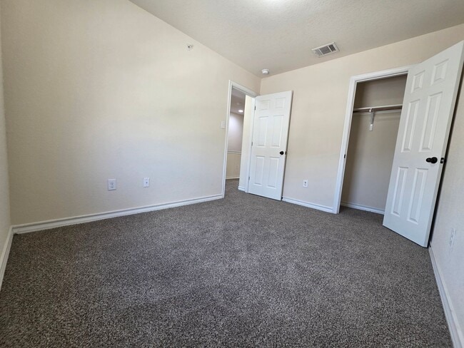 Building Photo - Town home for rent