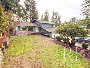 Building Photo - Spacious Tri-Level Home with Modern Update...