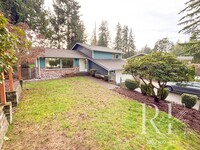 Building Photo - Spacious Tri-Level Home with Modern Update...