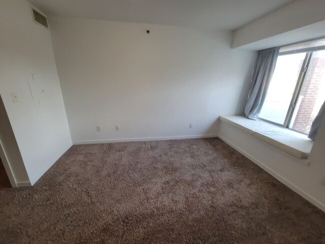 Building Photo - Top-Floor, spacious, 1 Bedroom Condo in So...