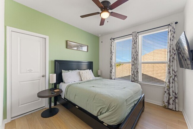 Building Photo - 2119 Hofstaat