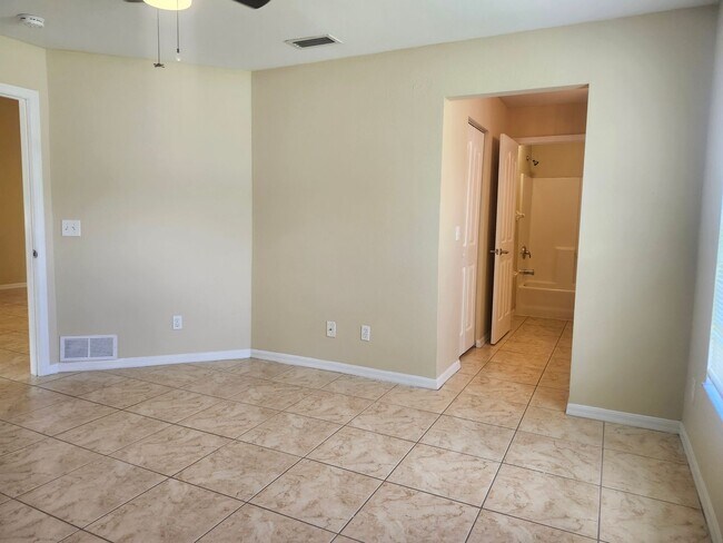 Building Photo - 3 bedroom 2 bath 1 car garage duplex