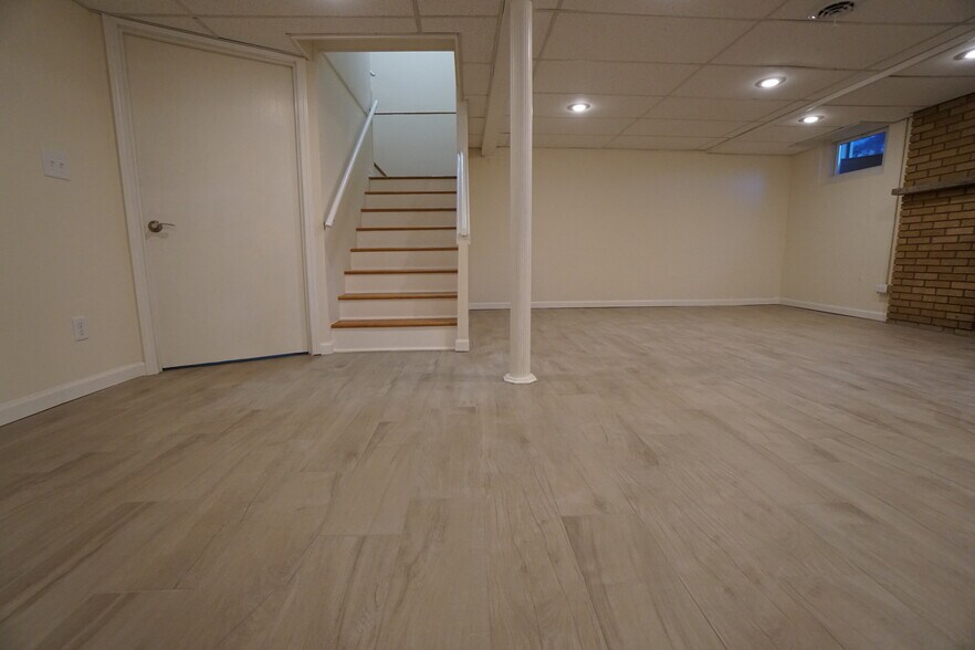 Building Photo - 28W383 Behrs Circle Dr S