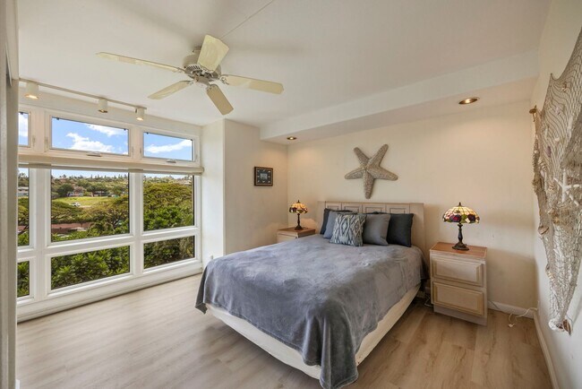 Building Photo - Stunning views, space and comfort.