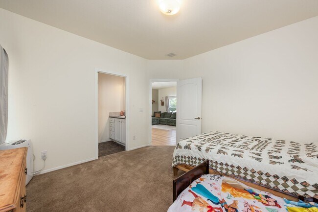 Building Photo - Cozy Upgraded Home w/ Panoramic Mountain V...