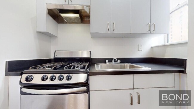 Building Photo - 140 E 46th St