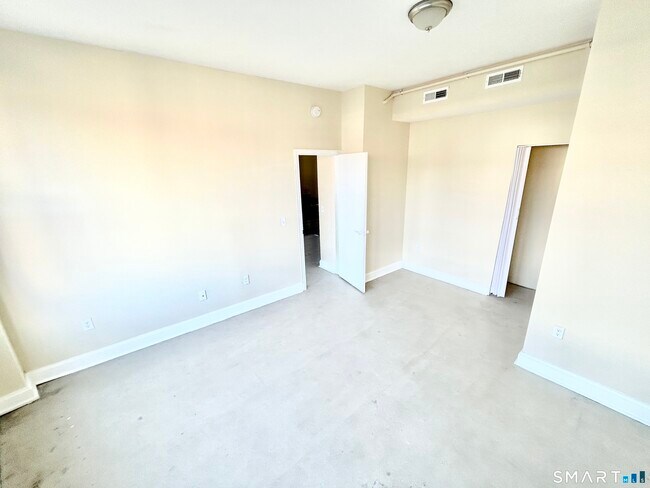 Building Photo - 77 Bank St