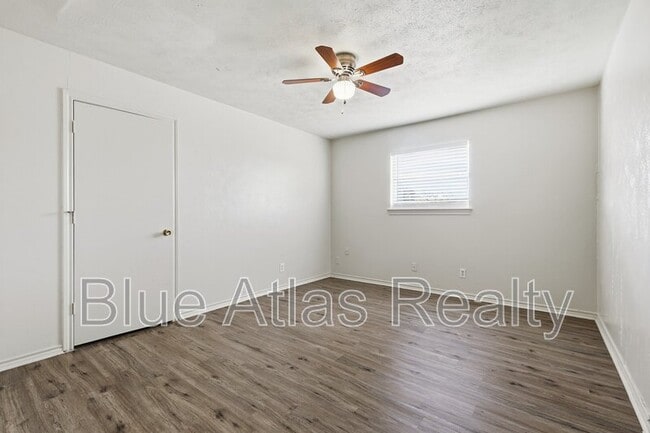 Building Photo - 704 Skyline Dr