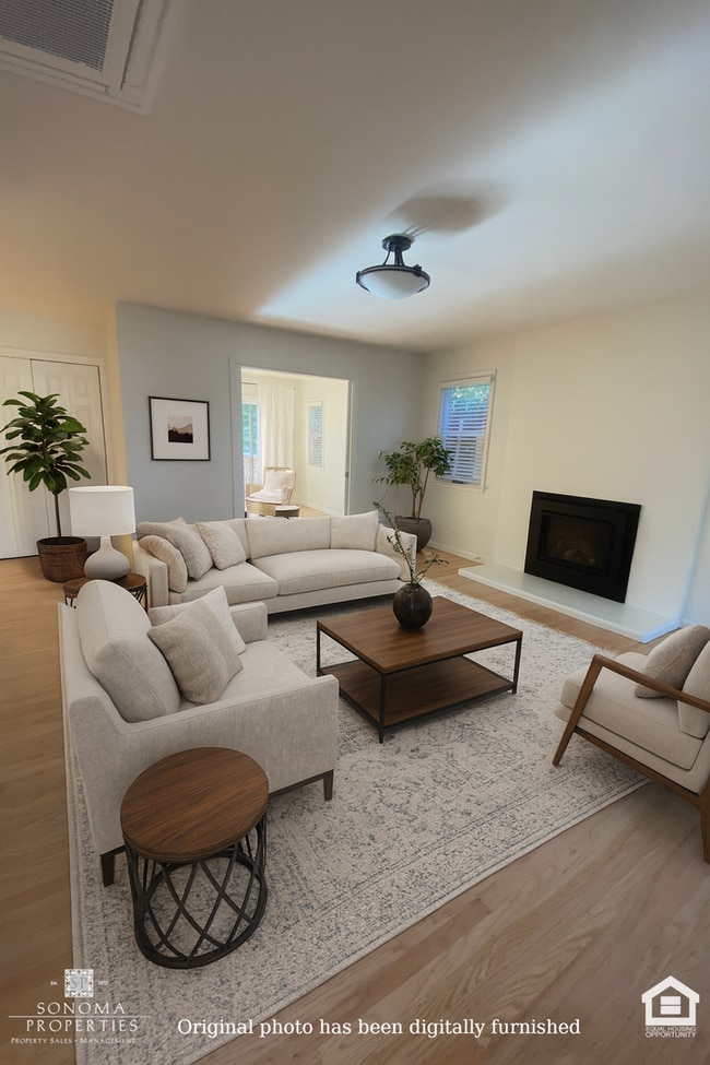 Building Photo - Bright & Cheery 2 Bedroom Home