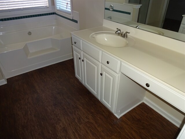 Building Photo - 2880 Camelot Woods Dr