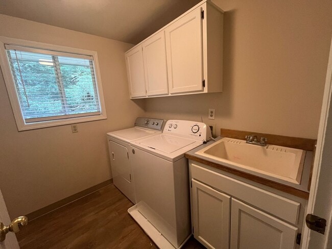 Building Photo - Beautifully Updated West Linn Home Near West Linn High School