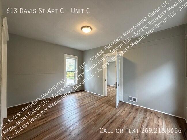 Building Photo - 613 Davis St