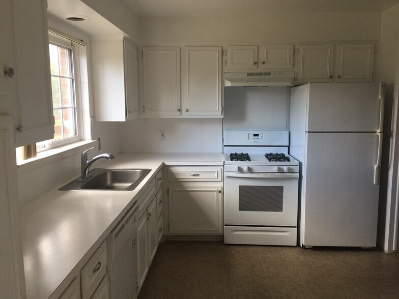 Building Photo - 460 Fox Hills Dr S