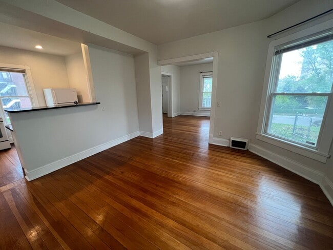 Building Photo - 3 BR House available in June