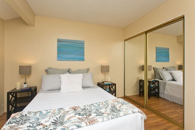 Building Photo - Beautiful 3 bedroom 1 1/2 bath townhome in Pearl City w/2 parking side by side