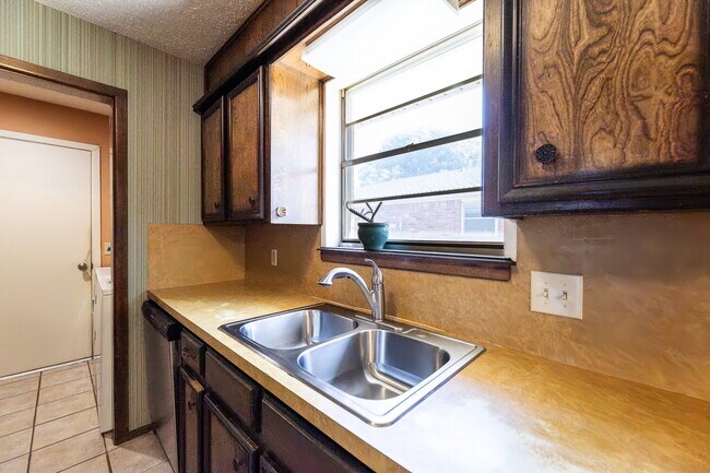 Building Photo - Spacious 3/2/2 near McCullough Park