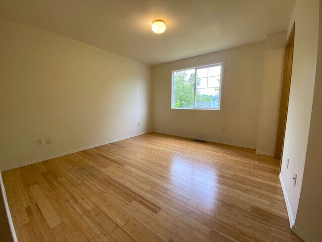 Building Photo - Quiet 3-Bed, 2.5-Bath Home with Large Backyard and Pet Friendly