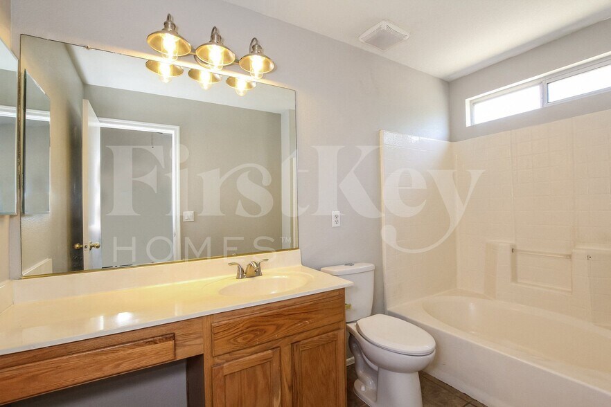 Building Photo - 9156 W Quail Ave