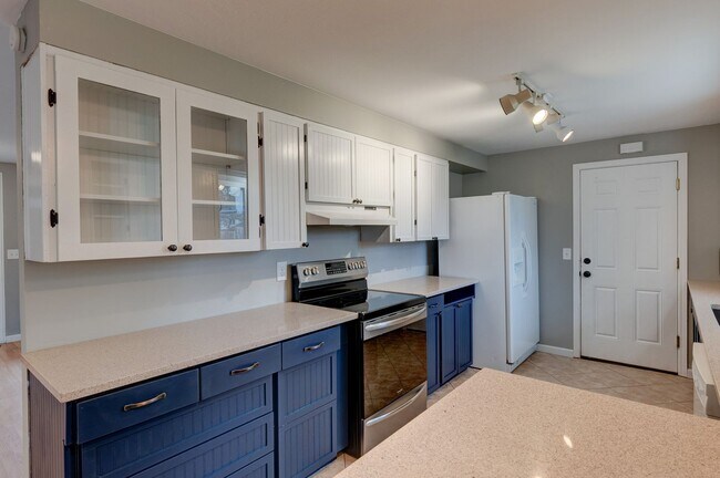 Building Photo - Beautifully Updated 3-Bedroom Home with Large Fenced Yard