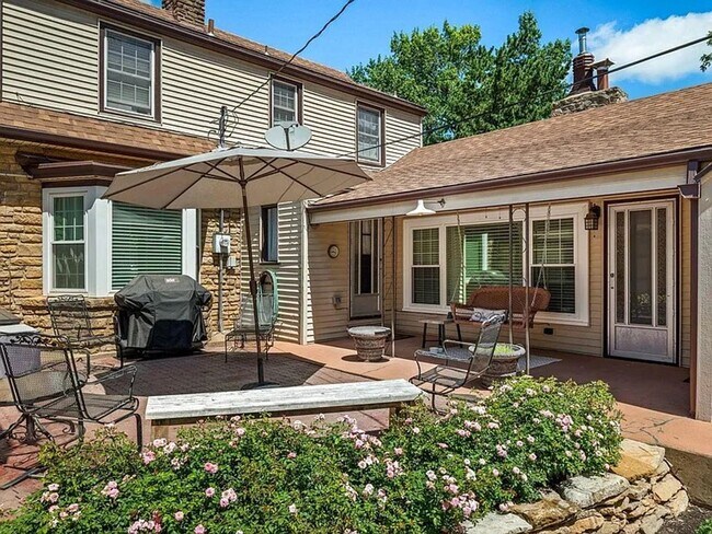 Building Photo - Incredible, executive, fully furnished, im...