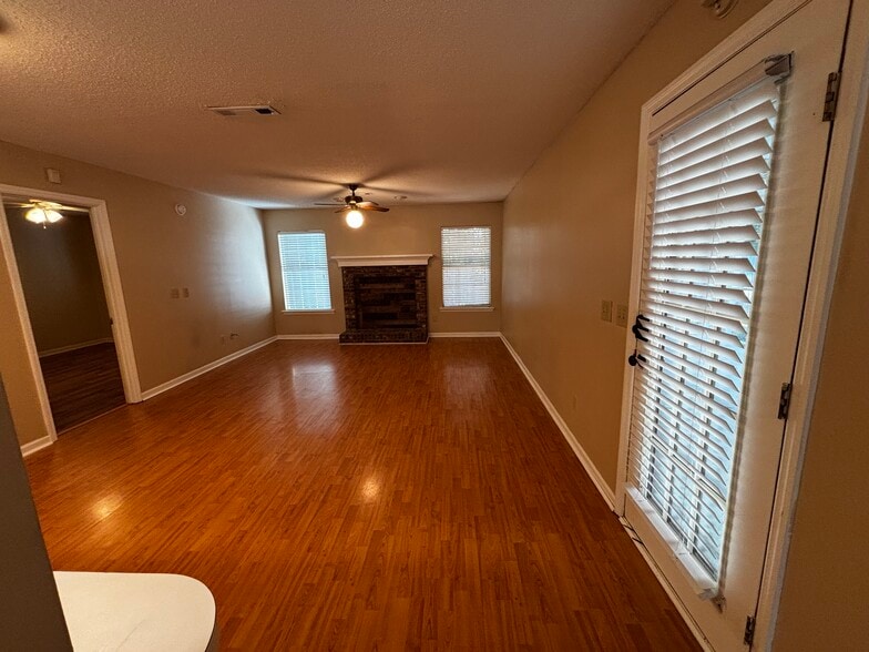 Den - 2108 Hamilton Pl N