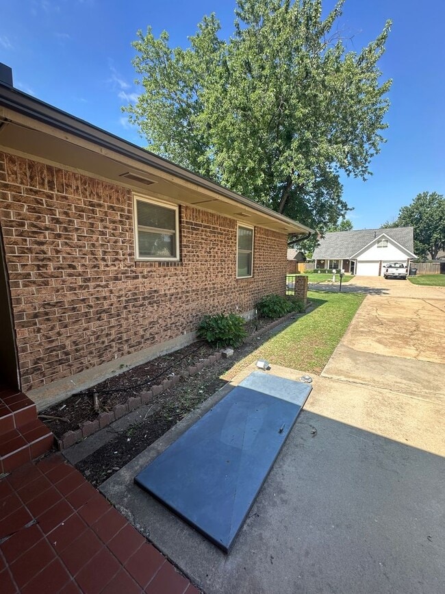Building Photo - 312 S Avery Dr