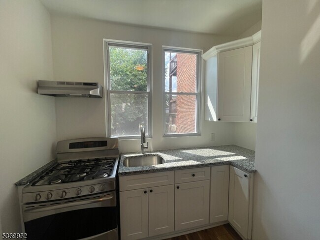 Building Photo - 572 N 9th St