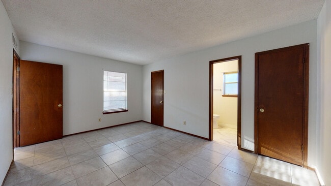 Building Photo - 909 Tepic Dr