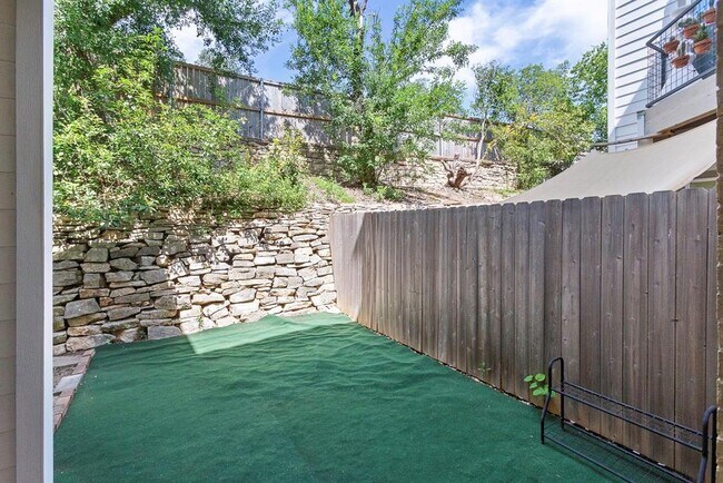 Building Photo - 6600 Valleyside Rd