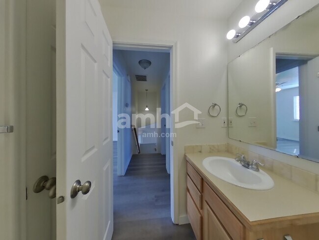 Building Photo - 495 E Whitbeck St