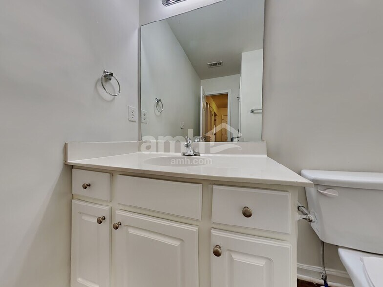 Building Photo - 277 Springs Xing