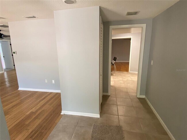 Building Photo - 701 Bluff View Dr