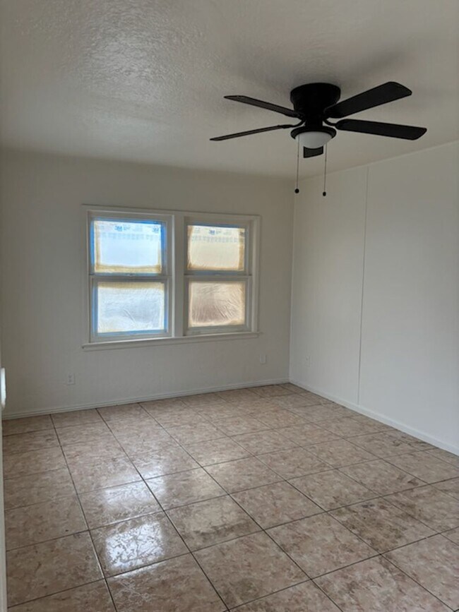 Building Photo - 2 bed 1 Bath in Oildale