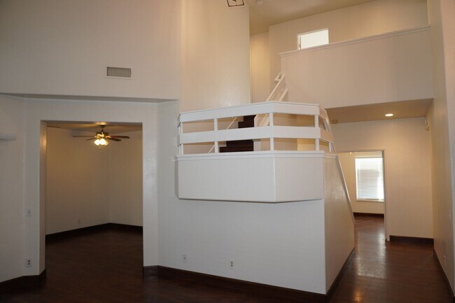 Building Photo - 10386 Meadow Creek Dr