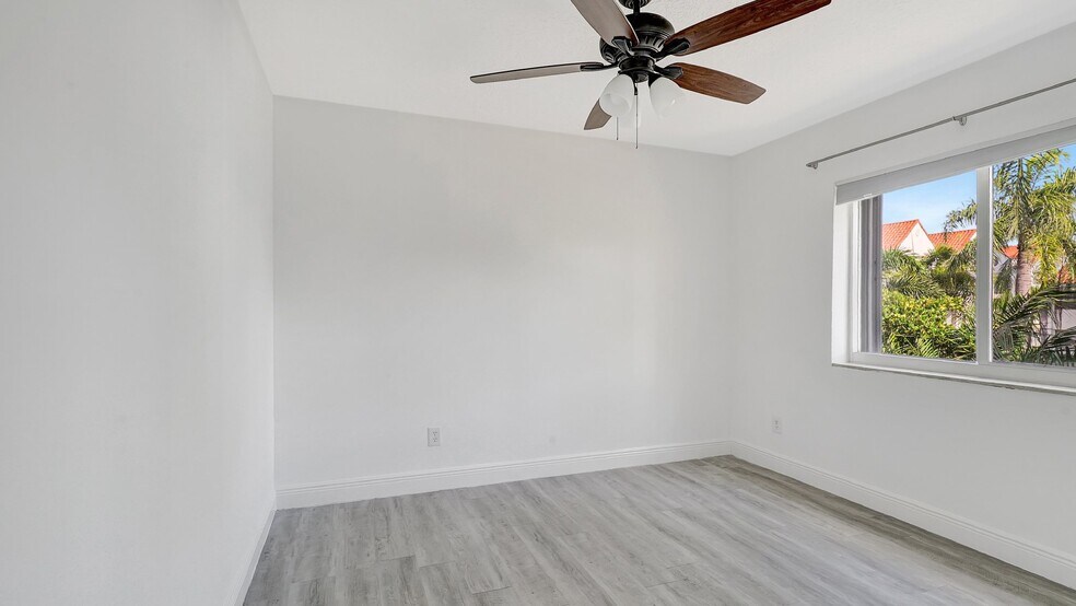 Building Photo - 1044 SE 6th Ct