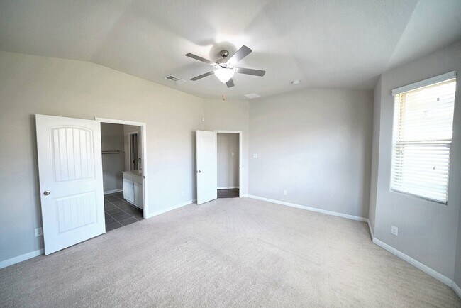 Building Photo - Beautiful Rental in Converse! Realtor Comm...
