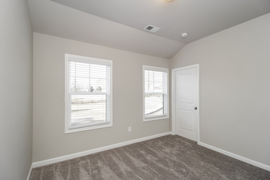 Building Photo - 843 Calvin Pk Dr