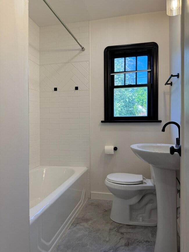 Building Photo - 5 Bedroom 3 Bathroom Southhill Home for Rent